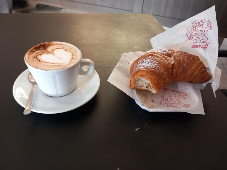 Foto di colazione con cappuccio e brioche
