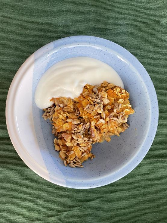 A bowl of uunipuuro with yoghurt. The bowl is the classic blue and white Kultakeramiikka design.